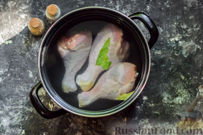 Фото приготовления рецепта: Куриный суп с шампиньонами, капустой и горошком - шаг №3