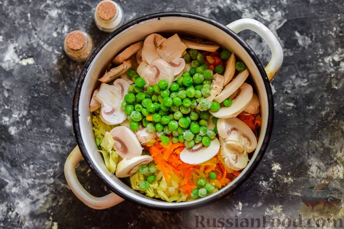 Фото приготовления рецепта: Куриный суп с шампиньонами, капустой и горошком - шаг №9