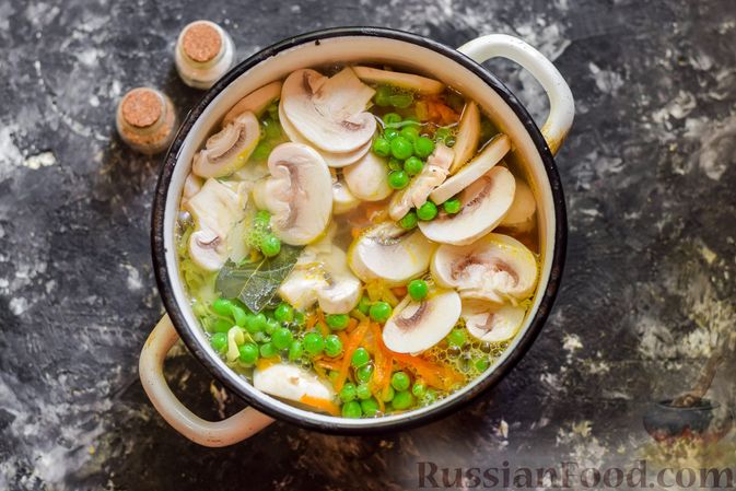 Фото приготовления рецепта: Куриный суп с шампиньонами, капустой и горошком - шаг №10