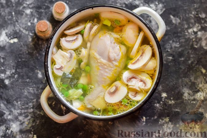 Фото приготовления рецепта: Куриный суп с шампиньонами, капустой и горошком - шаг №11