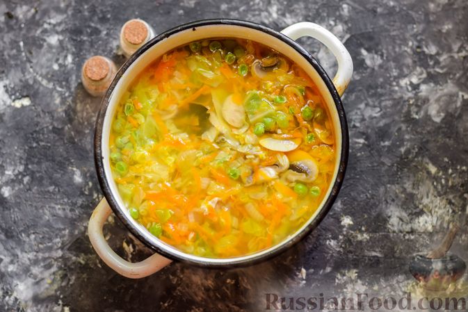 Фото приготовления рецепта: Куриный суп с шампиньонами, капустой и горошком - шаг №12