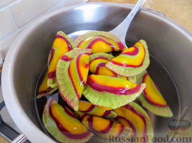 Фото к рецепту: Вареники из разноцветного теста с творожной начинкой