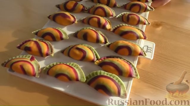 Фото приготовления рецепта: Вареники из разноцветного теста с творожной начинкой - шаг №10