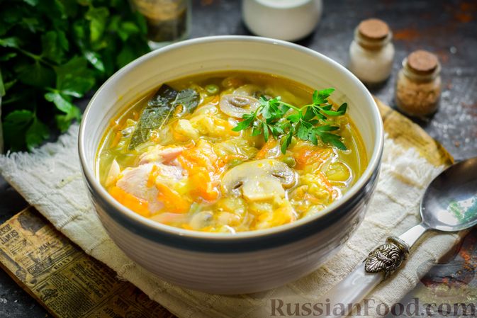 Фото к рецепту: Куриный суп с шампиньонами, капустой и горошком