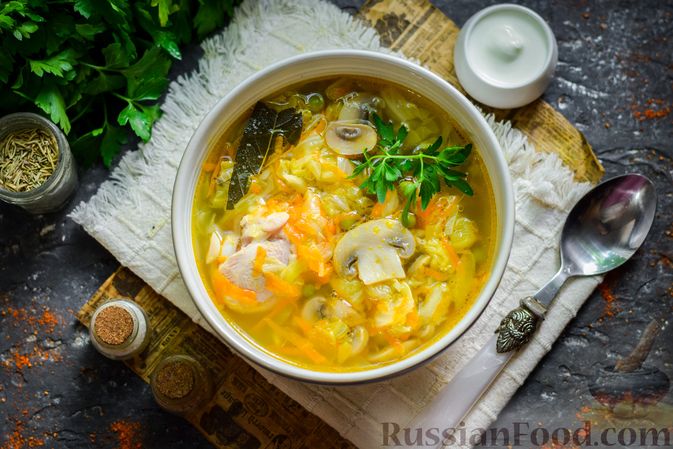 Фото приготовления рецепта: Куриный суп с шампиньонами, капустой и горошком - шаг №13