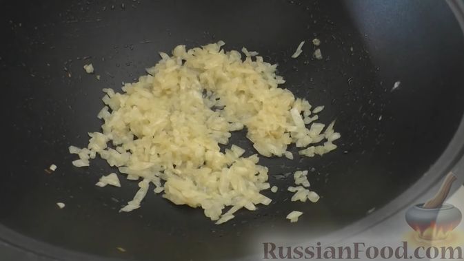 Фото приготовления рецепта: Рулетики "Улитки" с начинкой из фарша и капусты, с тушёной картошкой - шаг №3