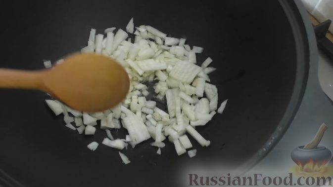 Фото приготовления рецепта: Рулетики "Улитки" с начинкой из фарша и капусты, с тушёной картошкой - шаг №6