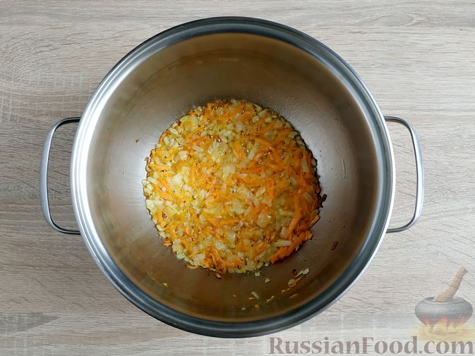 Фото приготовления рецепта: Куриный суп с капустой и рисово-творожными фрикадельками - шаг №6