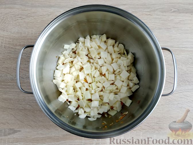 Фото приготовления рецепта: Куриный суп с капустой и рисово-творожными фрикадельками - шаг №8