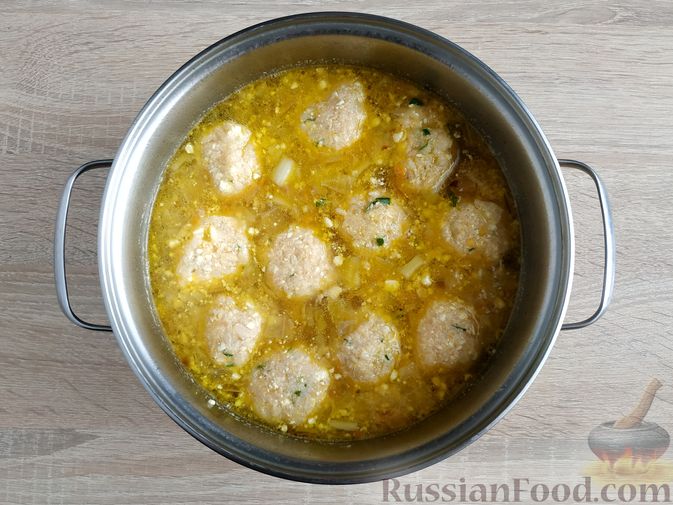 Фото приготовления рецепта: Куриный суп с капустой и рисово-творожными фрикадельками - шаг №19