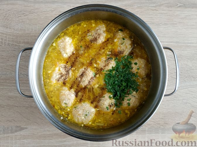 Фото приготовления рецепта: Куриный суп с капустой и рисово-творожными фрикадельками - шаг №20