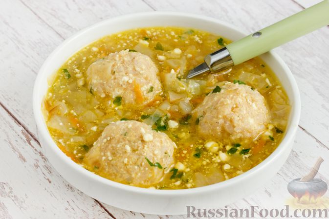 Фото приготовления рецепта: Куриный суп с капустой и рисово-творожными фрикадельками - шаг №22