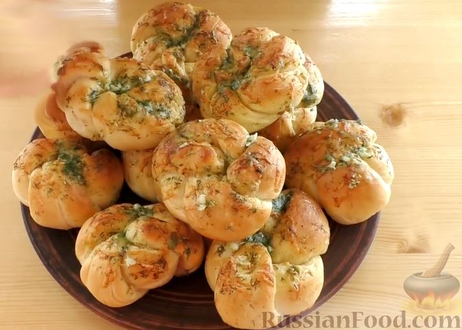 Фото к рецепту: Дрожжевые булочки с чесноком, сыром и зеленью