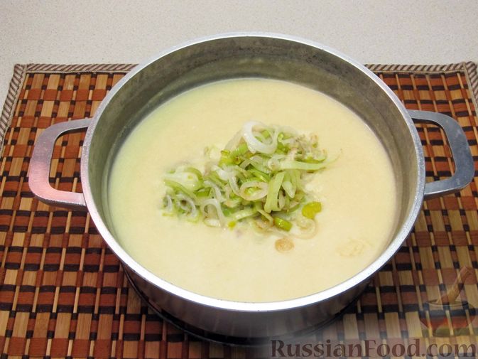 Фото приготовления рецепта: Горчичный суп с беконом, сливками и луком-пореем - шаг №19