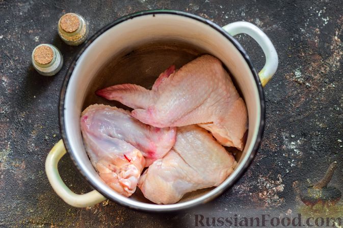 Фото приготовления рецепта: Куриный суп с плавленым сыром и болгарским перцем - шаг №2
