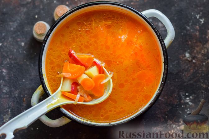 Фото приготовления рецепта: Куриный суп с плавленым сыром и болгарским перцем - шаг №11