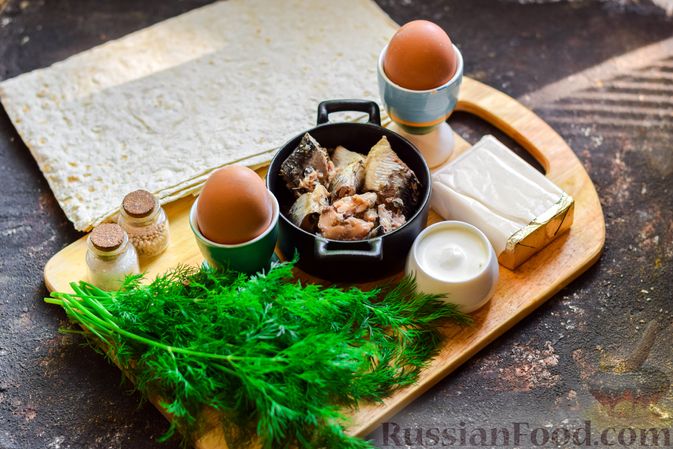 Фото приготовления рецепта: Рулет из лаваша с консервированной рыбой, плавленым сыром и варёными яйцами - шаг №1