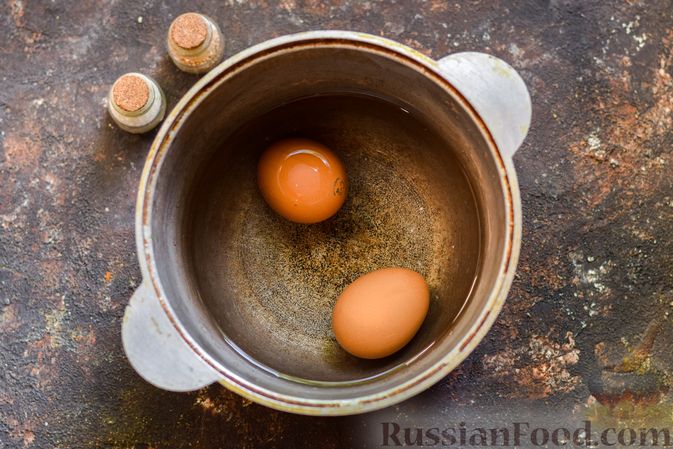 Фото приготовления рецепта: Рулет из лаваша с консервированной рыбой, плавленым сыром и варёными яйцами - шаг №2