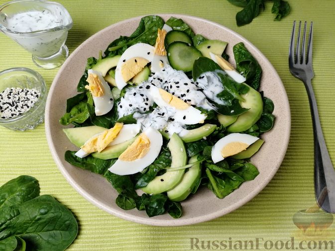 Фото к рецепту: Салат с авокадо, шпинатом, огурцами и яйцами