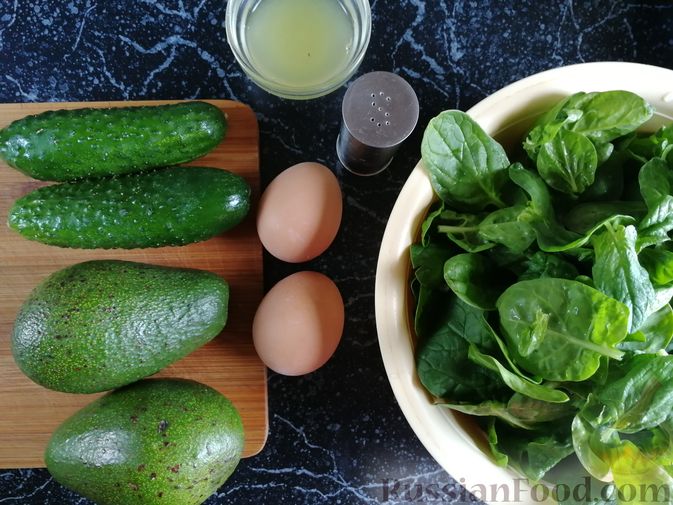 Фото приготовления рецепта: Салат с авокадо, шпинатом, огурцами и яйцами - шаг №4