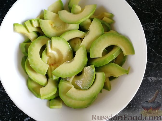 Фото приготовления рецепта: Салат с авокадо, шпинатом, огурцами и яйцами - шаг №7