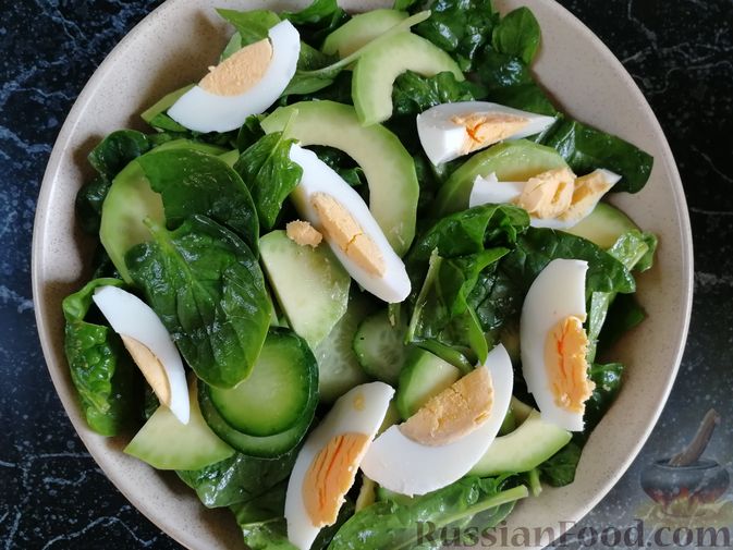 Фото приготовления рецепта: Салат с авокадо, шпинатом, огурцами и яйцами - шаг №12