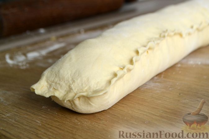 Фото приготовления рецепта: Штрудель из слоёного теста, с сыром - шаг №8