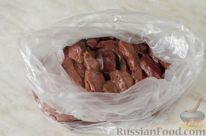 Фото приготовления рецепта: Печень говяжья по-строгановски - шаг №3