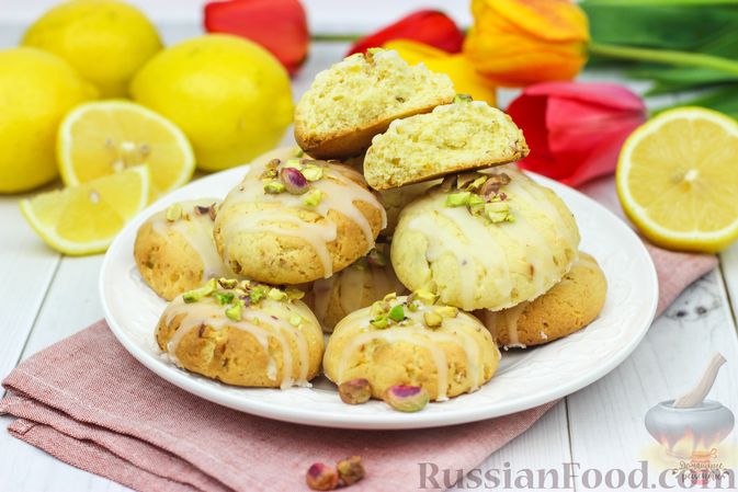 Фото к рецепту: Лимонное печенье с фисташками и глазурью