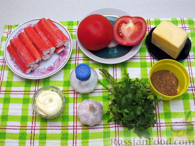 Фото приготовления рецепта: Салат из крабовых палочек с помидорами и сыром - шаг №1