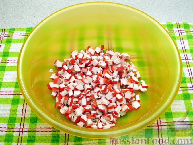 Фото приготовления рецепта: Салат из крабовых палочек с помидорами и сыром - шаг №2