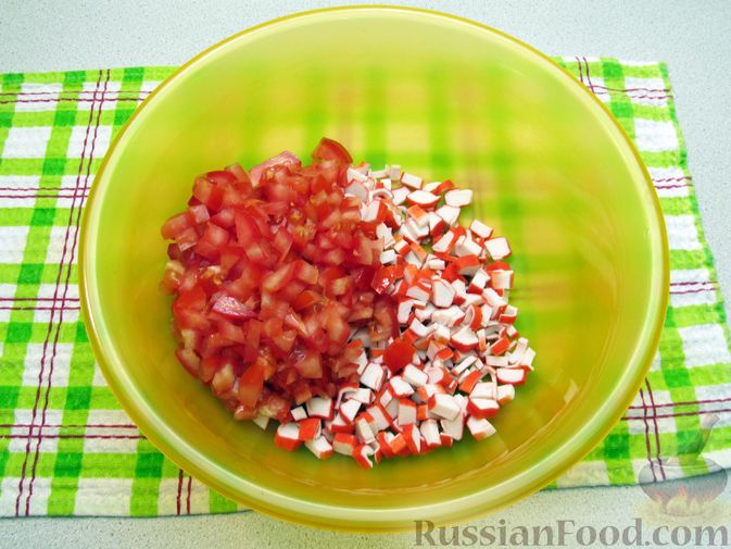 Фото приготовления рецепта: Салат из крабовых палочек с помидорами и сыром - шаг №3