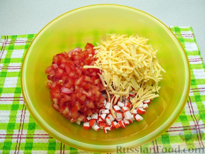 Фото приготовления рецепта: Салат из крабовых палочек с помидорами и сыром - шаг №4