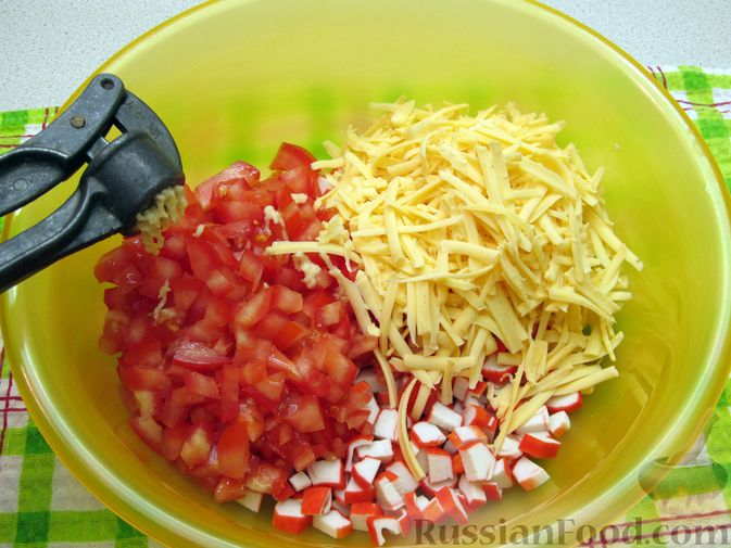 Фото приготовления рецепта: Салат из крабовых палочек с помидорами и сыром - шаг №5