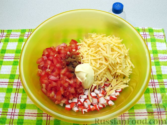 Фото приготовления рецепта: Салат из крабовых палочек с помидорами и сыром - шаг №6