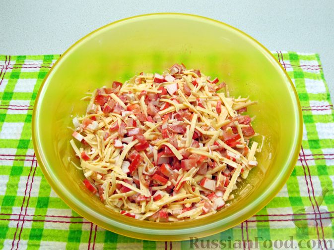 Фото приготовления рецепта: Салат из крабовых палочек с помидорами и сыром - шаг №7