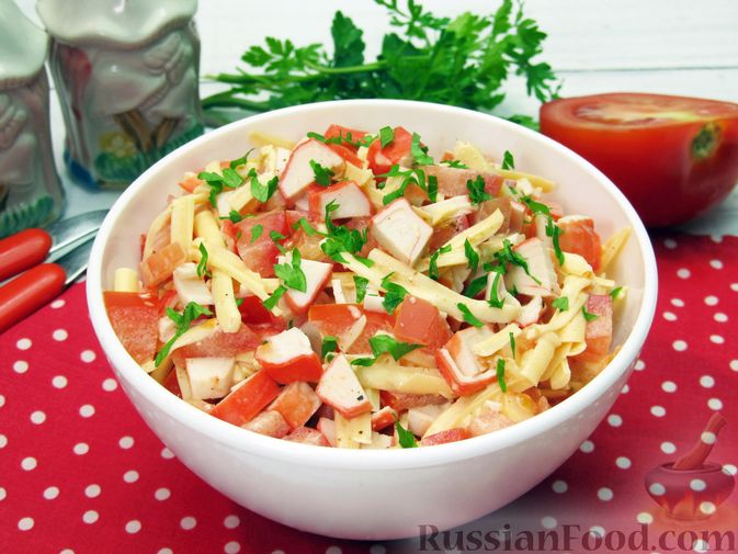Фото к рецепту: Салат из крабовых палочек с помидорами и сыром