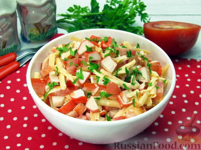 Фото приготовления рецепта: Салат из крабовых палочек с помидорами и сыром - шаг №9