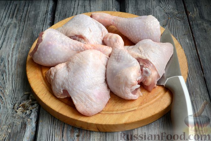 Фото приготовления рецепта: Курица, запечённая с картошкой, луком и лимоном - шаг №2