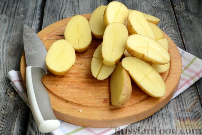 Фото приготовления рецепта: Курица, запечённая с картошкой, луком и лимоном - шаг №6