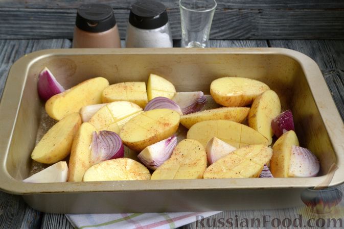Фото приготовления рецепта: Курица, запечённая с картошкой, луком и лимоном - шаг №8