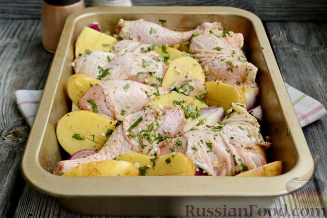 Фото приготовления рецепта: Курица, запечённая с картошкой, луком и лимоном - шаг №9