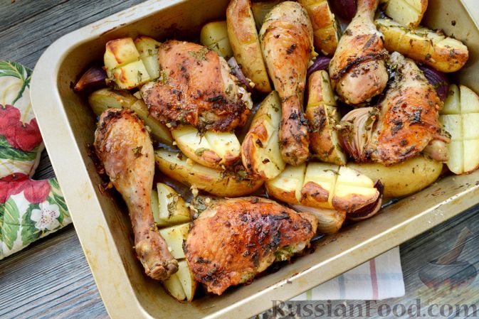 Фото приготовления рецепта: Курица, запечённая с картошкой, луком и лимоном - шаг №10