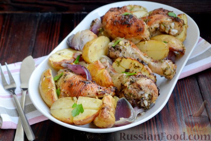 Фото приготовления рецепта: Курица, запечённая с картошкой, луком и лимоном - шаг №11