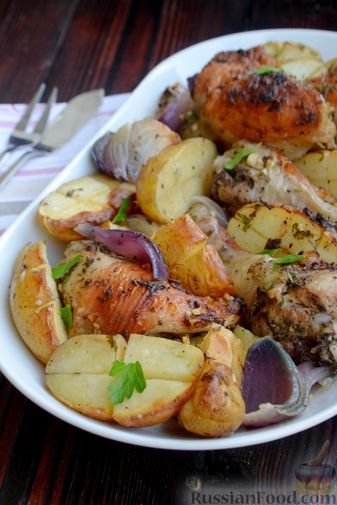 Фото приготовления рецепта: Курица, запечённая с картошкой, луком и лимоном - шаг №13