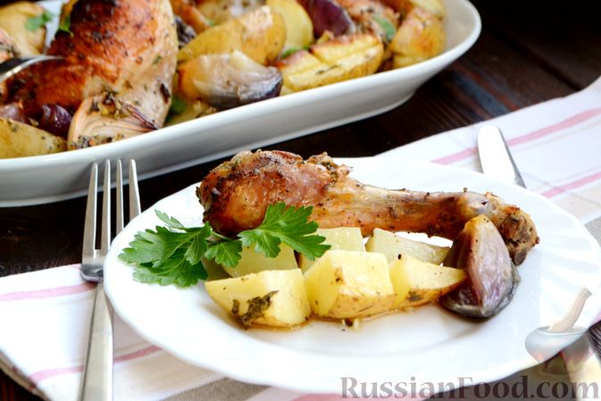 Фото к рецепту: Курица, запечённая с картошкой, луком и лимоном