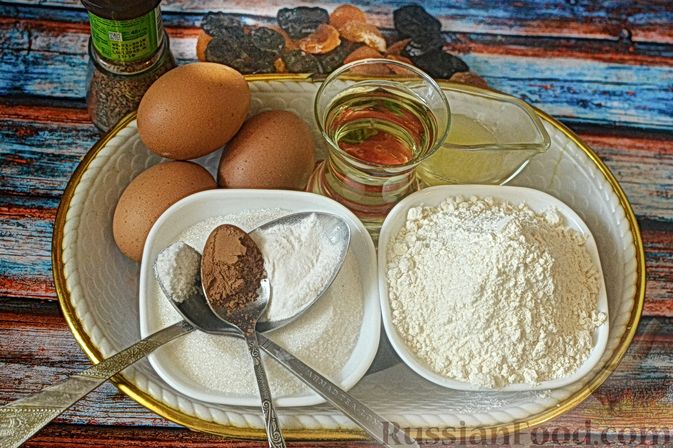 Фото приготовления рецепта: Пряный торт с сухофруктами, сгущёнкой и сливочно-сырным кремом - шаг №1