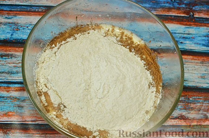 Фото приготовления рецепта: Пряный торт с сухофруктами, сгущёнкой и сливочно-сырным кремом - шаг №6