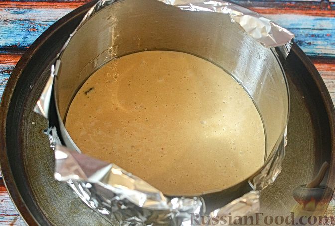Фото приготовления рецепта: Пряный торт с сухофруктами, сгущёнкой и сливочно-сырным кремом - шаг №10