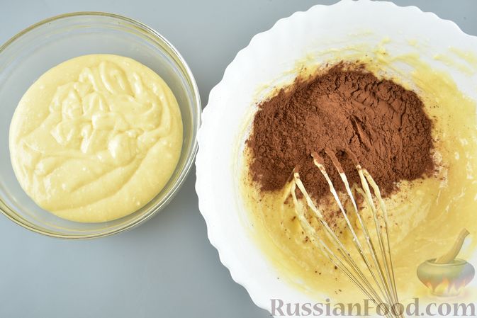 Фото приготовления рецепта: Маффины "Зебра" с шоколадной глазурью - шаг №7